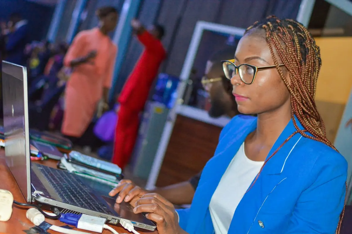 An analyst working through a trading plan at her desk